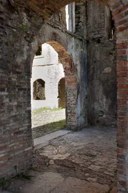 Bir kale kalıntıları içinde