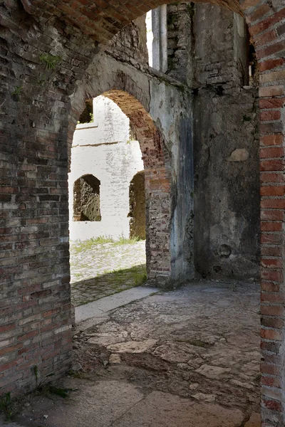 Dentro das ruínas de um castelo — Fotografia de Stock