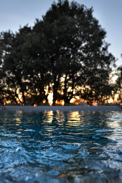 游泳池全景与日落 — 图库照片