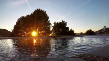 Gün batımı ile havuz başı panorama