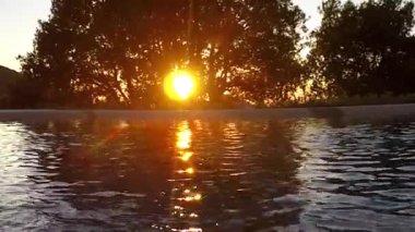 Gün batımı ile havuz başı panorama