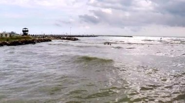 bulutlu gökyüzü ile deniz manzara