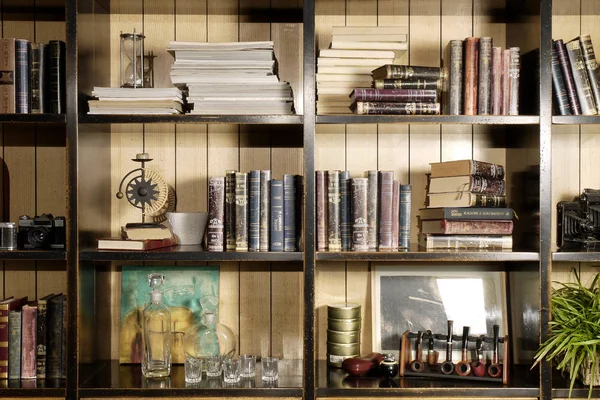 Kütüphane raf ayrıntı kitap ve diğer öğeleri ile