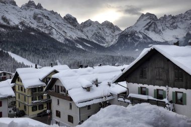 Kar yağışı ile dağ panorama