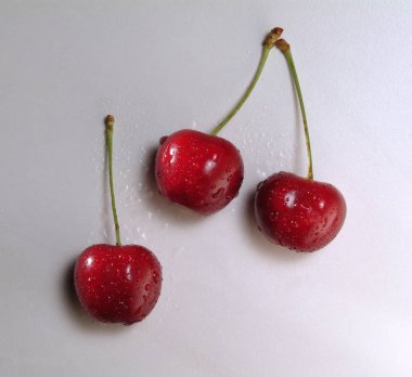 Su damlaları ile ıslak kiraz