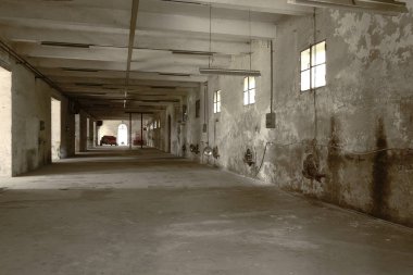 Terk edilmiş bir binada, boş ortam