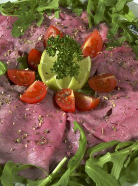 Karışık meze et, salata ve meyve