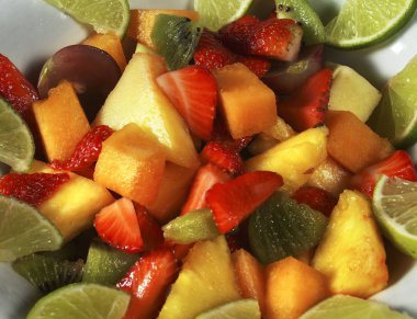 Çeşitli türde taze meyve salatası