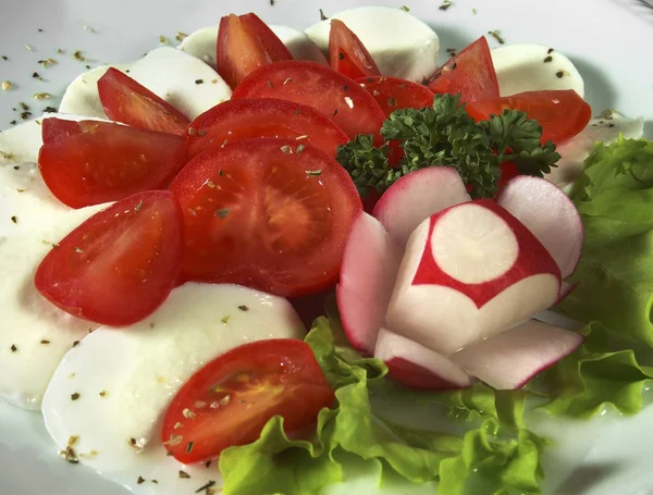 Antipasto Con Formaggio Insalata Pomodori — Foto Stock