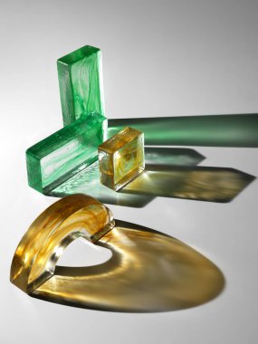 Renkli şeffaf cam karo