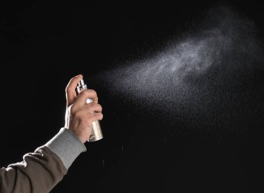 siyah bir arka plan üzerine sprey