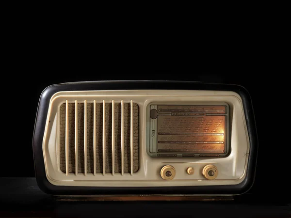 Radio Vintage Sobre Fondo Negro —  Fotos de Stock