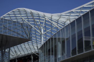 Cam kapak ile modern mimari