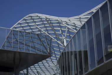 Cam kapak ile modern mimari