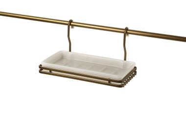 Beyaz arka planda pirinç mutfak aksesuarı