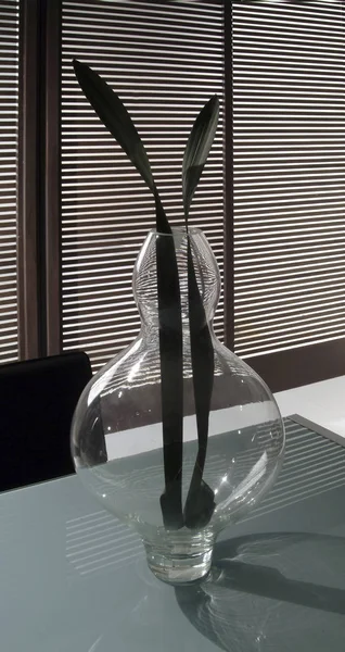 Jarrón Vidrio Transparente Sobre Mesa — Foto de Stock