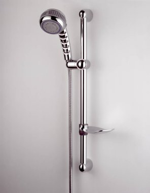 beyaz zemin üzerinde duş başlığı