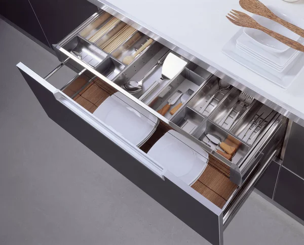 Mutfak gereçleri için donatılmış çekmece