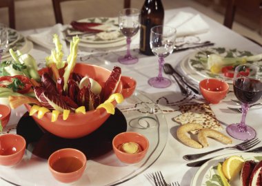 Pinzimonio, tabak ve gözlük ile masa seti