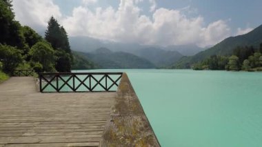 Mavi gölde Teras ortamı