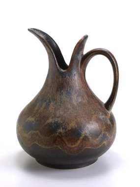 Beyaz arka planda seramik amfora