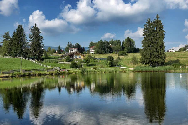 Horská Krajina Jezerem Modrou Oblohou — Stock fotografie