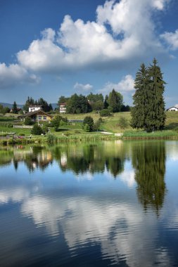Göl ve mavi gökyüzü olan dağ manzarası