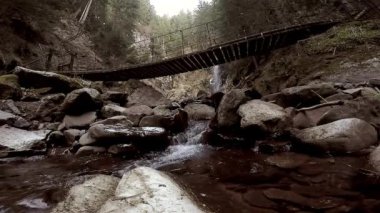 Şelale ve ahşap köprü ile dağ manzara