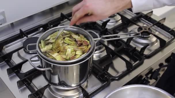 Artischocken Mit Kochendem Wasser Kochen — Stockvideo