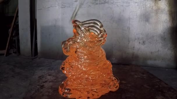 着色された熱いガラスの螺旋鋳造 — ストック動画
