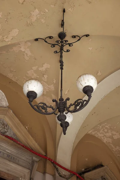 Antigua Lámpara Araña Bajo Arcada Pórtico —  Fotos de Stock