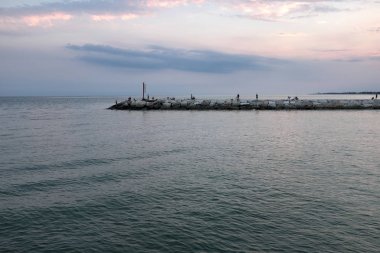 bulutlu gökyüzü ile deniz manzara