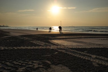Gün doğumu güneşi ile deniz manzarası