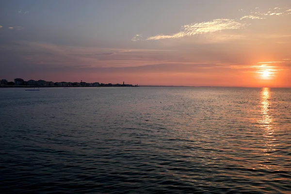 Gün Doğumu Güneşi Ile Deniz Manzarası — Stok fotoğraf
