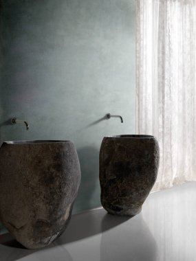 Taş lavabolu banyo ortamı