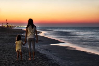 Şafak renkleri ile deniz manzara