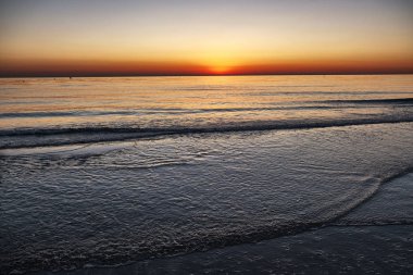 Şafak renkleri ile deniz manzara