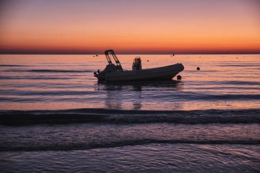 Şafak renkleri ile deniz manzara