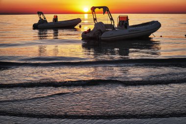 Şafak renkleri ile deniz manzara