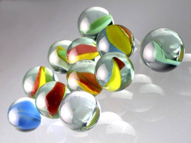 Beyaz arka plan üzerine renkli cam mermerler                               