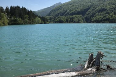 dağ manzarası ile Mavi Göl