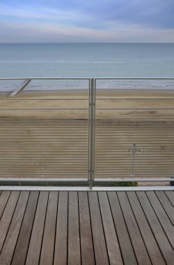 Ahşap tahta döşeme ile denizde Teras