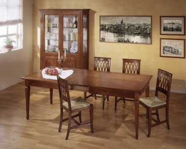 Klasik mobilya ve pencereli yemek odası ortamı