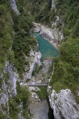 Dağ manzarası ile uçurum