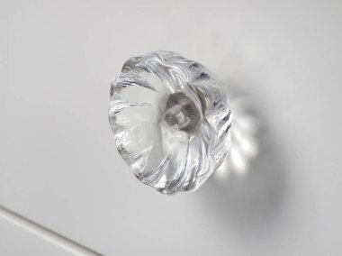 Beyaz arka planda şeffaf cam sap