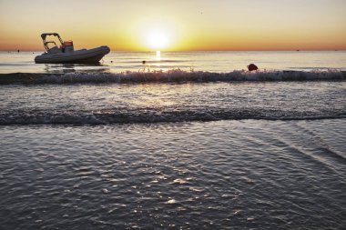 Şafak renkleri ile deniz manzara