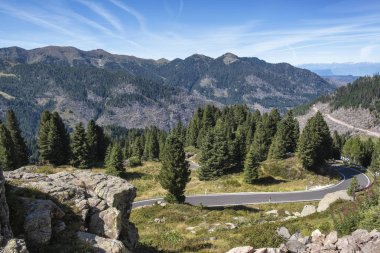Mavi gökyüzü olan dağ manzarası