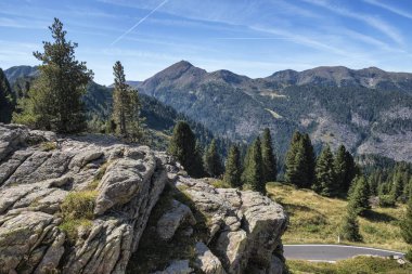 Mavi gökyüzü olan dağ manzarası