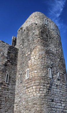 Eski bir ortaçağ şatosunun taş duvarları