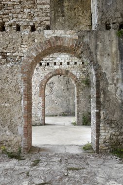 Eski bir ortaçağ şatosunun taş duvarları